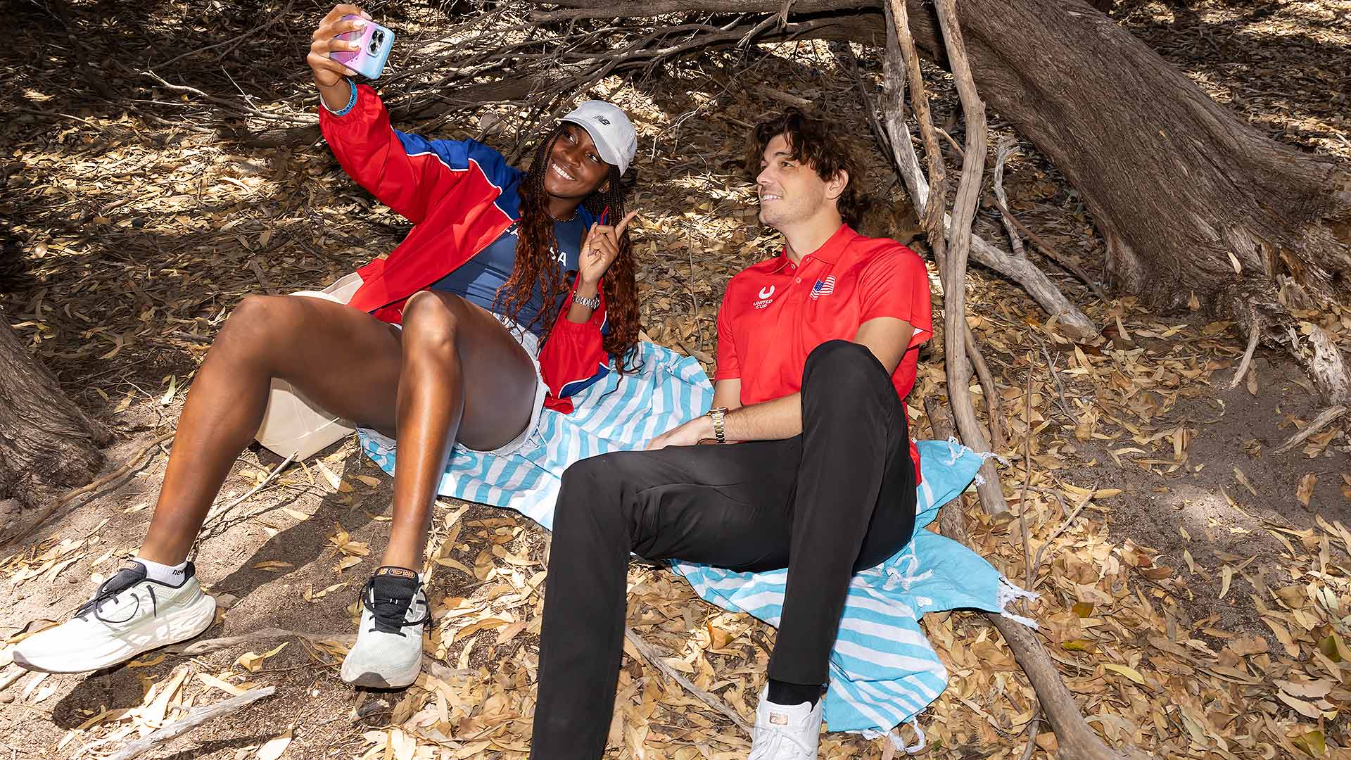 Coco Gauff and Taylor Fritz pose for a selife with a quokka on Rottnest Island.